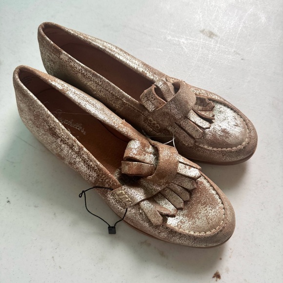 Seychelles Bevy Kilted Leather Metallic Loafers Gold Tan Size 6.5 NWOT - Picture 2 of 8